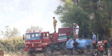 Traktörünü ve su tankerini alan yangına koştu
