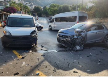 Bodrum’da Virajda Kafa Kafaya Çarpışan İki Otomobilde 3 Kişi Yaralandı