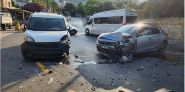 Bodrum’da Virajda Kafa Kafaya Çarpışan İki Otomobilde 3 Kişi Yaralandı