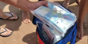 Turistler denizde yüzerken 700 bin euroya yakın nakit dolu çantalar buldu