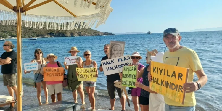 Gümüşlük’te  “Havlunu Al Gel” Eylemi: Vatandaşlar Kıyılar İçin Sahile İndi