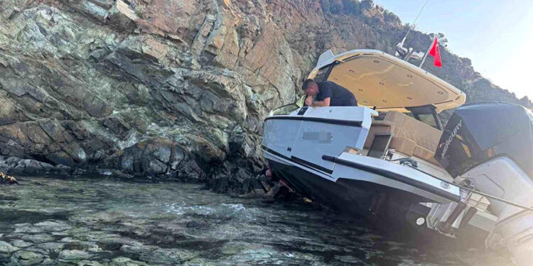 Marmaris’te sürüklenen tekne kayalıklara çarptı