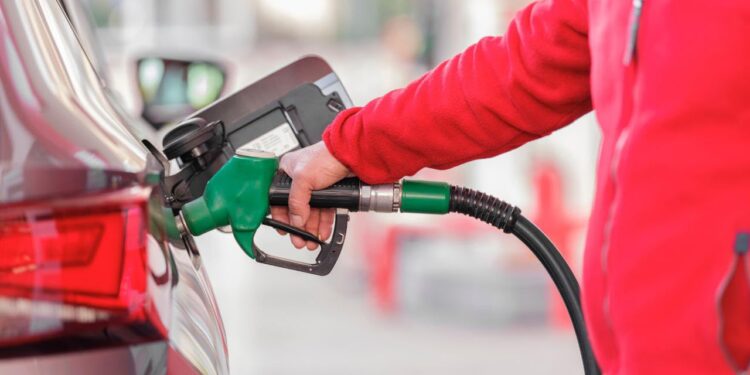 Akaryakıta çifte zam pompaya yansıdı: Benzin ve motorine ne kadar zam geldi?