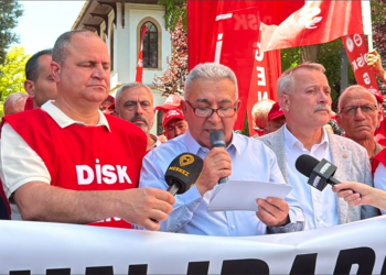 DİSK Genel-İş belediye önünde bekleyişte: “Sendikal haklar pazarlık konusu edilemez”