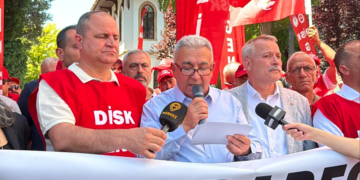DİSK Genel-İş belediye önünde bekleyişte: “Sendikal haklar pazarlık konusu edilemez”