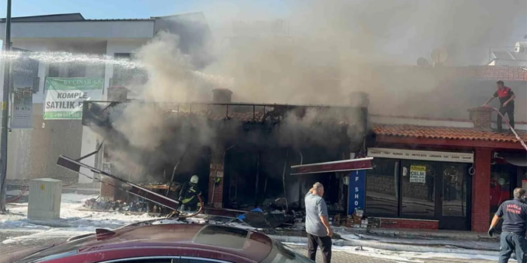 Muğla’da ayakkabı mağazası alevlere teslim oldu
