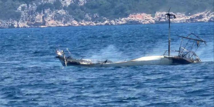 Marmaris’te demirli yelkenli tekne alevlere teslim oldu