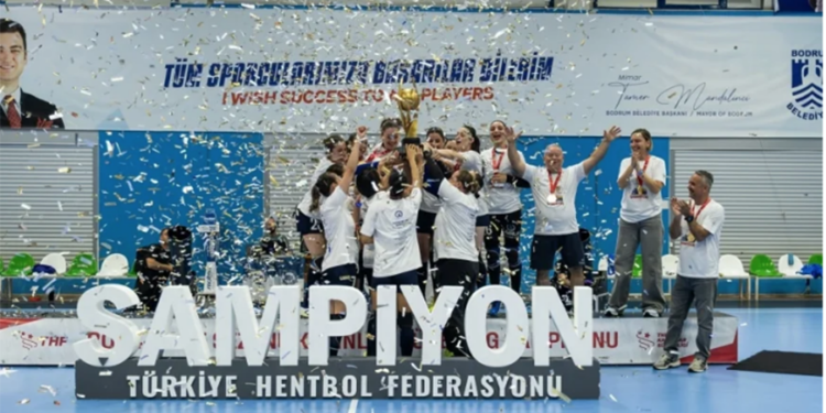 SPORU SADECE FUTBOL SANANLARA: Bodrum’un şampiyon kız takımının başkanı Palalı isyanlarda