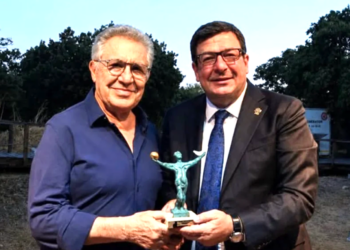 HOMEROS’UN TOPRAKLARINDA ZÜLFÜ LİVANELİ’YE BÜYÜK ONUR