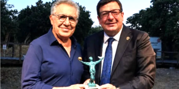 HOMEROS’UN TOPRAKLARINDA ZÜLFÜ LİVANELİ’YE BÜYÜK ONUR