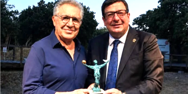 HOMEROS’UN TOPRAKLARINDA ZÜLFÜ LİVANELİ’YE BÜYÜK ONUR