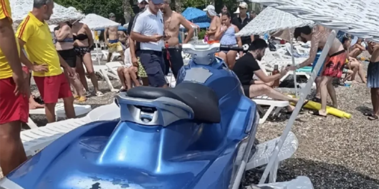 KONTROLDEN ÇIKAN JET SKİ SAHİLE DALDI! ŞEZLONGLARI KIRIP GEÇTİ