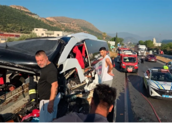 MİLAS’TA YOLCU OTOBÜSÜ TIR’A ÇARPTI: 2 ÖLÜ