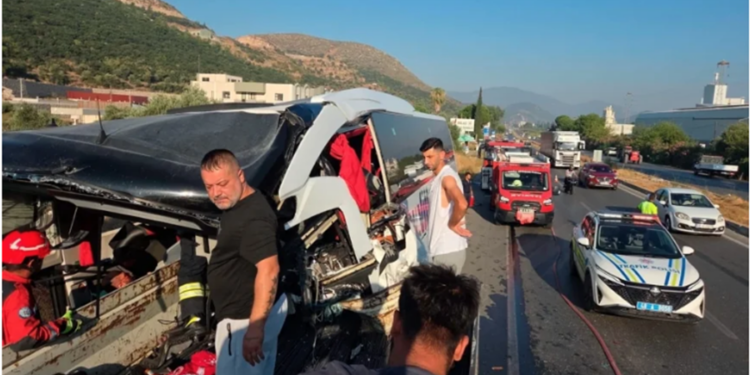 MİLAS’TA YOLCU OTOBÜSÜ TIR’A ÇARPTI: 2 ÖLÜ