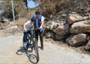 Muğla’dan Yürek Isıtan Görüntü: Yangında Bisikleti Yanan Umut Mutluluğa Pedal Çevirdi