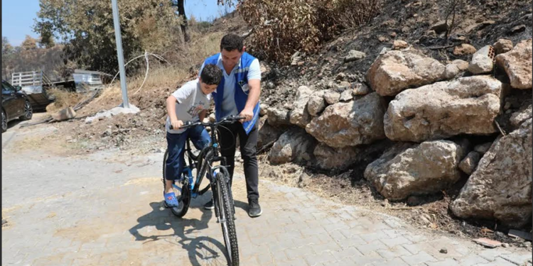 Muğla’dan Yürek Isıtan Görüntü: Yangında Bisikleti Yanan Umut Mutluluğa Pedal Çevirdi