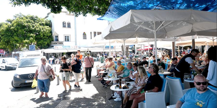 Türk turistler Ege’deki Yunan adalarını ihya etti