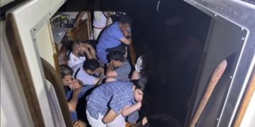 9 METRELİK YELKENLİYE 34 GÖÇMENİ DOLDURDULAR!