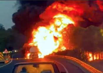 YAKIT YÜKLÜ TANKER ALEV ALEV YANDI