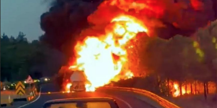 YAKIT YÜKLÜ TANKER ALEV ALEV YANDI