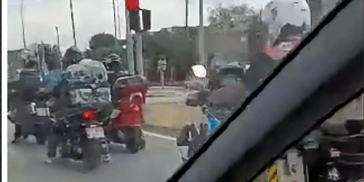 Yunanistan’da motosikletlerinde Türk bayrağı taşıyan gezgin grubuna Yunan polisinden gözaltı