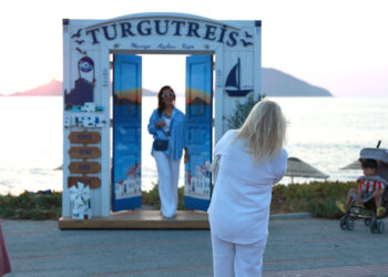 “Maviye Açılan Kapı” Turgutreis Sahilinde Yerini Aldı