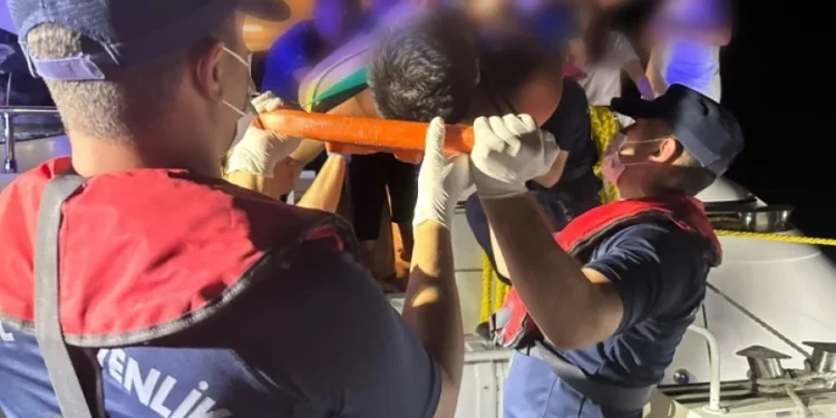 MAVİ YOLCULUKTA TEKNEDEN 1 KİŞİ TIBBİ TAHLİYE EDİLDİ