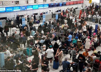 Bodrum havaalanında 24 saattir rezillik yaşıyorlar