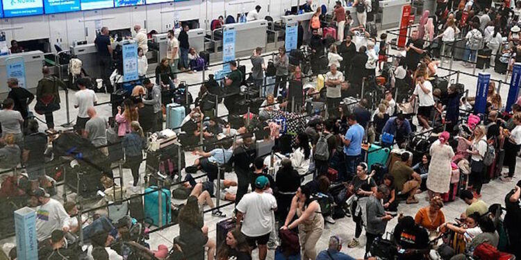 Bodrum havaalanında 24 saattir rezillik yaşıyorlar