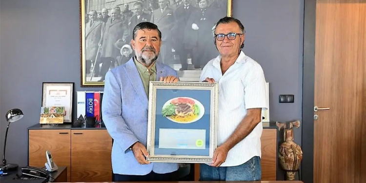 Bodrum Çökertme Kebabı’nın ustasına teşekkür plaketi