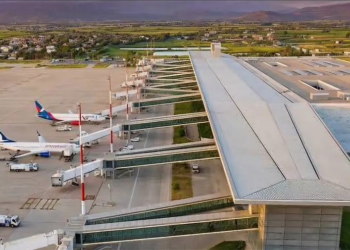 Özel jetin lastiği patladı, uçuşlar aksadı