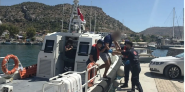 Mavi yolculukta yaralananları sahil güvenlik kurtardı