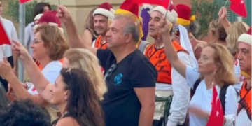 Yunanistan’daki Dans festivalinde Türk bayrakları nedeniyle kriz çıkardılar