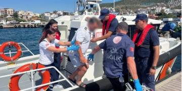 BODRUM AÇIKLARINDA LÜKS YATTA PANİK! FENALAŞAN KİŞİYİ SAHİL GÜVENLİK KURTARDI