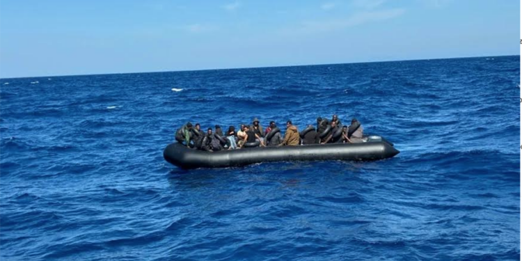 BOT İLE UMUDA YOLCULUK YARIM KALDI… 36 GÖÇMEN YAKALANDI