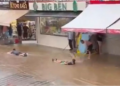 Fethiye’de Sokaklar Sele Teslim Oldu: Turistler Şişme Yataklarla Yüzdü