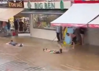 Fethiye’de Sokaklar Sele Teslim Oldu: Turistler Şişme Yataklarla Yüzdü