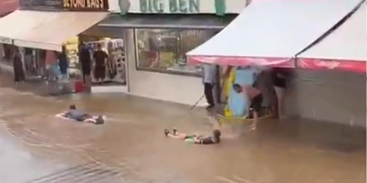 Fethiye’de Sokaklar Sele Teslim Oldu: Turistler Şişme Yataklarla Yüzdü