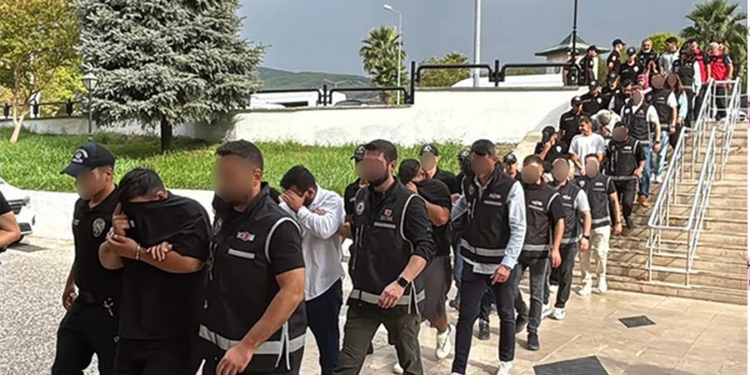 Muğla merkezli suç örgütlerine yönelik düzenlenen “Sokaklar Güvende” operasyonunda 42 şüpheliden 13’ü tutuklandı