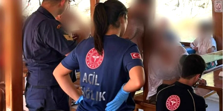 BODRUM AÇIKLARINDA TUR TEKNESİNDE RAHATSIZLANAN KİŞİYİ SAHİL GÜVENLİK KURTARDI
