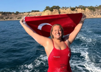 MİLLİ YÜZÜCÜ ECE DEMİR TARİH YAZDI!