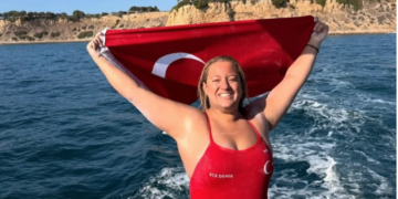 MİLLİ YÜZÜCÜ ECE DEMİR TARİH YAZDI!