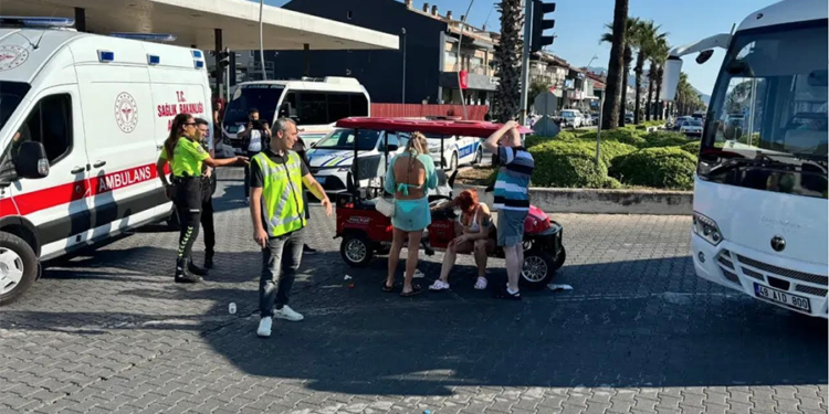Marmaris’te yürekleri ağza getiren kaza,2 İngiliz turist aracın altında kaldı