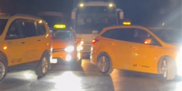 Bodrum’da Sürücünün Önünü Kesip Taksiyi Yumrukladılar