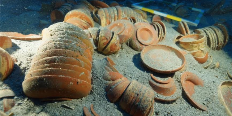 AKDENİZ’DEKİ BATIKTAN 2.100 YILLIK SOFRA TAKIMI ÇIKTI
