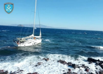 MOTORU ARIZALANAN YELKENLİ KAYALIKLARA SÜRÜKLENDİ, 4 ALMAN TURİST ÖLÜMDEN DÖNDÜ