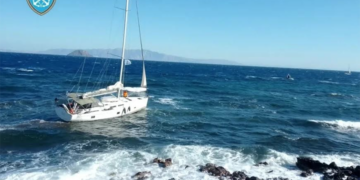 MOTORU ARIZALANAN YELKENLİ KAYALIKLARA SÜRÜKLENDİ, 4 ALMAN TURİST ÖLÜMDEN DÖNDÜ
