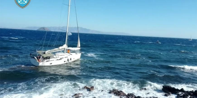 MOTORU ARIZALANAN YELKENLİ KAYALIKLARA SÜRÜKLENDİ, 4 ALMAN TURİST ÖLÜMDEN DÖNDÜ