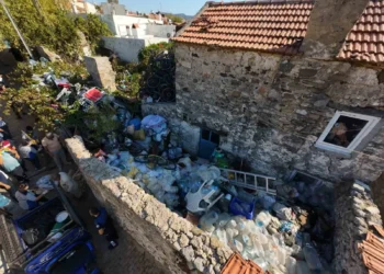 Kötü kokuların yayıldığı çöp evden 5 ton çöp çıkarıldı