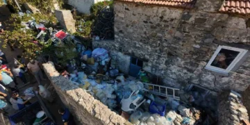 Kötü kokuların yayıldığı çöp evden 5 ton çöp çıkarıldı
